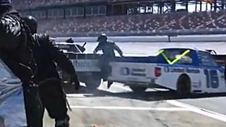 Un mecánico se cruza sin querer en el camino de un auto de NASCAR en plena carrera: el aterrador momento se volvió viral  