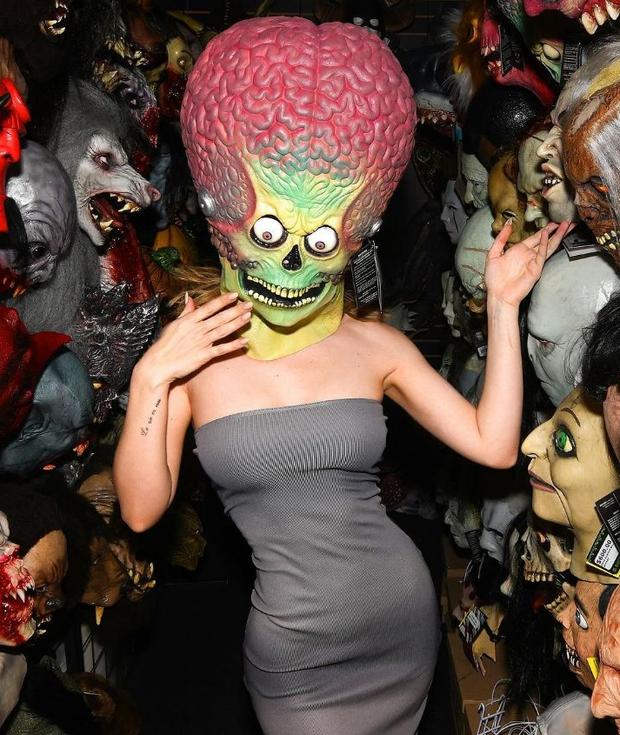 Nodal's ex-girlfriend using the head of a space figure (Photo: Belinda / Instagram)