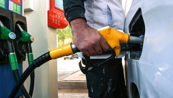 Debido al alza de los combustibles, los mexicanos buscan opciones para conocer las estaciones de servicio que ofrecen precios más cómodos. EN la imagen, un conductor llena su vehículo con gasolina en una estación de servicio (Foto referencial: Pascal Guyot / AFP)