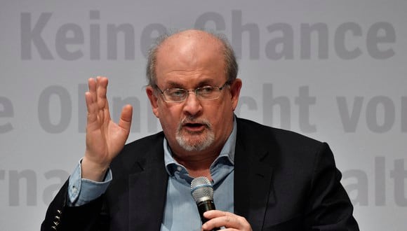 El autor británico Salman Rushdie habla sobre su última novela "Casa Dorada" en la Feria del Libro de Frankfurt 2017 en Frankfurt am Main, Alemania central, el 12 de octubre de 2017.  (Foto: John MACDOUGALL / AFP)