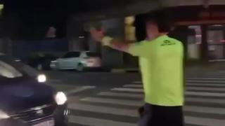 ‘Árbitro’ es viral por expulsar a auto de la policía por no respetar las normas de tránsito [VIDEO]