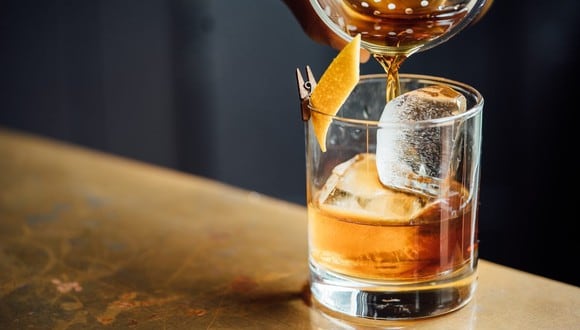 El hielo no es el único acompañante, del whisky, el limón también es un gran aliado para preparar novedosos cócteles llenos de sabor. (Foto: Pixabay)