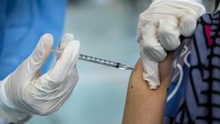 El 61% de la población debe ser estar vacunada para fines de julio