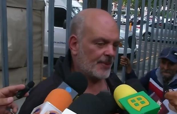 Talina Fernández's son gave statements outside the hospital (Photo: Telemundo)