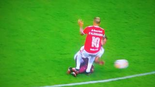 Se pasó de revoluciones: D’Alessandro vio la roja tras brutal planchazo en el Internacional vs Tolima por Copa Libertadores [VIDEO]