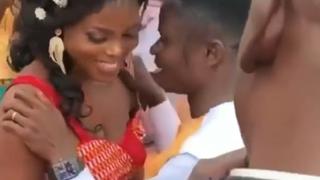 Novia se niega a besar al novio en plena boda y causa una gran impresión en los asistentes