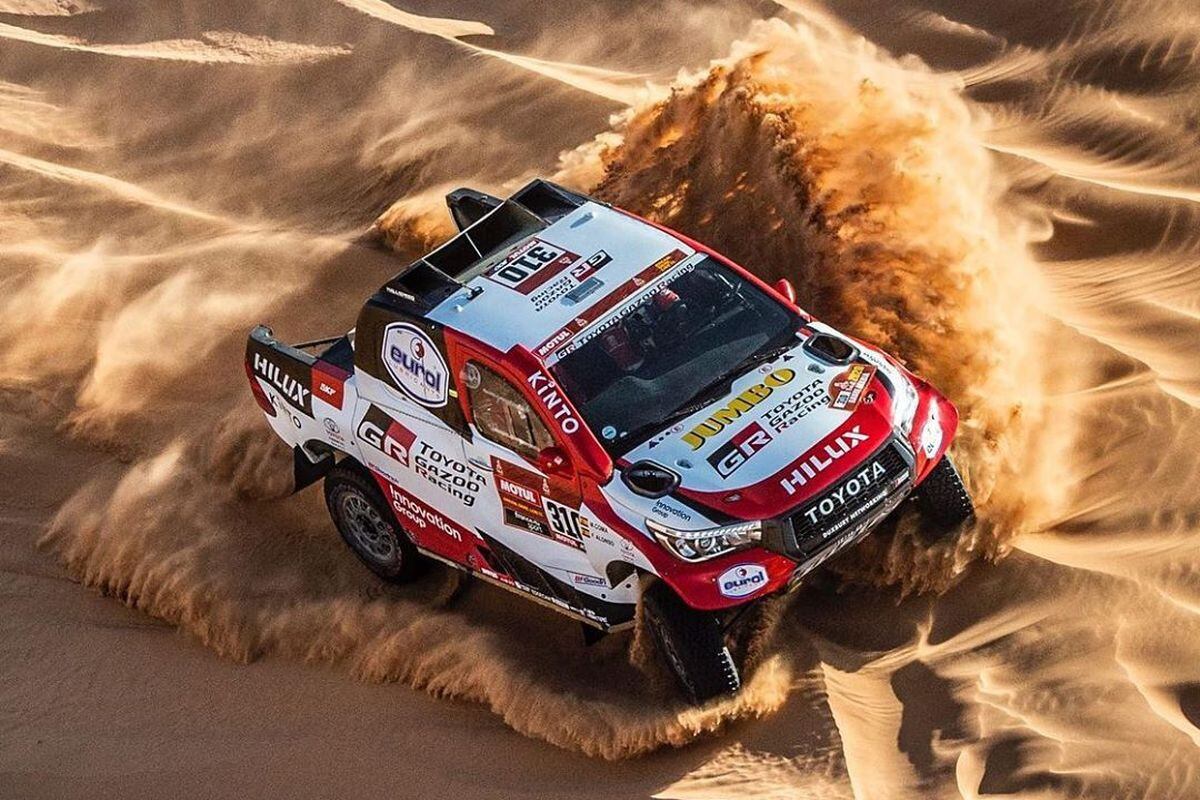 Fernando Alonso corre junto a su copiloto Marc Coma. (Foto: Instagram)