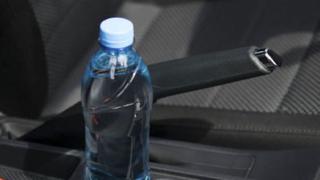 Botellas de plástico en el auto: ¿por qué no dejarlas dentro cuando hace mucho calor?