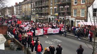 ¡Los 'Gunners', unidos, jamás serán vencidos! La marcha que exige la salida de Wenger