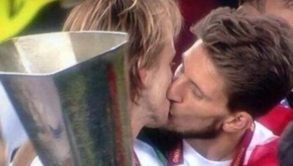 Ivan Rakitic y Daniel Carriço se besaron luego de ganar la Europa League con Sevilla en 2014. (Foto: Twitter)