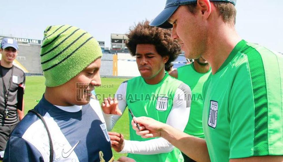 Julio Landauri y George Forsyth firman camiseta. (Fotos: Alianza Lima)