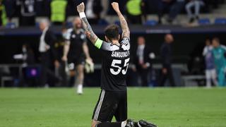 Corazón blanquirrojo: Gustavo Dulanto y su foto con la bandera del Perú en el Bernabéu