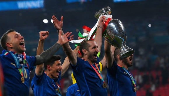 La selección italiana sumó un nuevo capítulo a su gloriosa historia al consagrarse campeona de la Eurocopa 2021. (AFP)