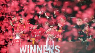 ¿Caminar solos? Nunca: el festejo del Liverpool tras conseguir la FA Cup y Carabao Cup