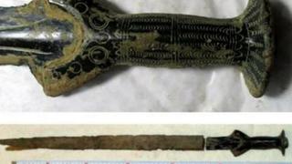 ¿Y esta reliquia? Hombre encuentra una espada de 3.300 años de antigüedad en un bosque