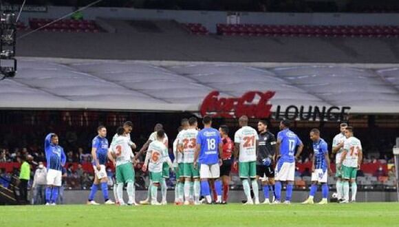 Cruz Azul fue sancionado tras los gritos homofóbicos de su afición en contra del portero de Club León. (Foto: Imago 7)