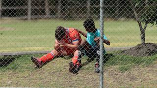 El emocionante gesto de un niño con futbolista que llora desconsoladamente tras ser expulsado de partido 