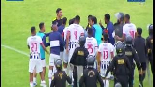 Jugadores de Alianza Lima protestaron contra el árbitro tras partido ante Sport Huancayo