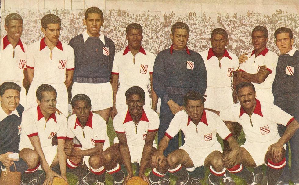 Selección Peruana vistiendo camiseta con escudo de la ACF (hoy ADFP)  y medias negras antes de enfrentar a Chile por un patrtido amistoso en Santiago. (Foto: Revista Estadio)
