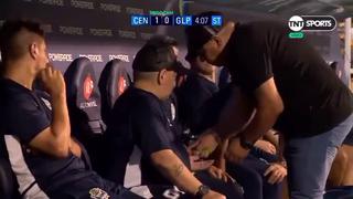 Diego Maradona fue medicado en pleno partido: la explicación al momento que sus asistentes evitaron quede registrado [VIDEO]