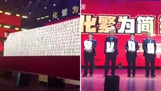 Video viral: Empresa china festeja sus éxitos premiando con un cerro de billetes a sus empleados