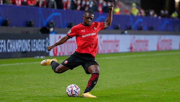 Jéremy Doku disputó 37 encuentros, anotó dos goles y brindó tres asistencias con el Rennes. (Foto: Getty)