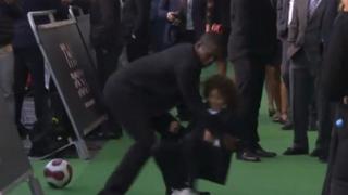 Lo paró en una: hijo de Marcelo sufrió 'falta' de Seedorf en gala del FIFA 'The Best'[VIDEO]