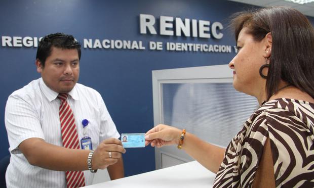 Mujer recibiendo su DNI en una sede de REniec. El documento de identidad es importante para hacer trámites (Foto: Andina)