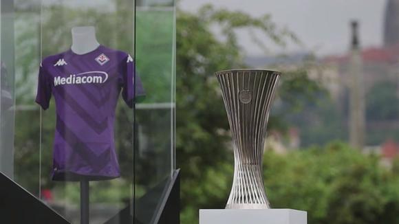 Una réplica del trofeo de la Liga Conferencia de la UEFA se expone en Praga. (Video: EFE)