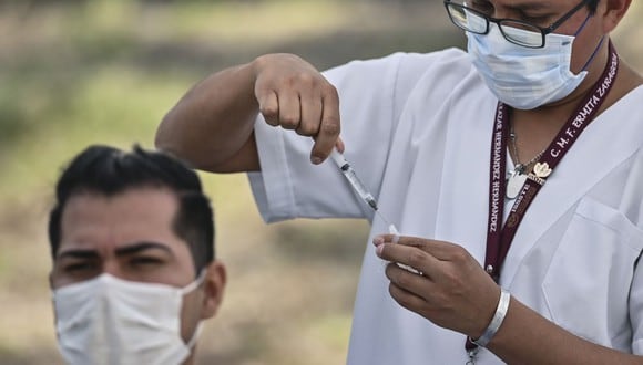 Un trabajador de salud prepara la vacuna Pfizer / BioNTech COVID-19, en el Colegio Militar de la Ciudad de México, el 27 de diciembre de 2020. (Foto: Pedro Pardo / AFP)