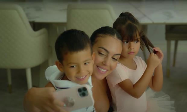 Georgina Rodríguez junto a los hijos de Cristiano Ronaldo en la temporada 2 de "Soy Georgina" (Foto: Netflix)
