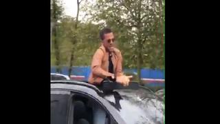Una locura: Dani Alves bailó y cantó en el techo de su auto mientras Neymar lo grababa [VIDEO]