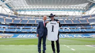 Visita de lujo: Tim Burton fue al Bernabéu y se llevó camiseta de Real Madrid