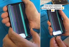 Hombre abre un celular para repararlo y lo que encuentra en su interior se vuelve viral