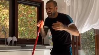 Con el ritmo en sus venas: Dani Alves se divierte limpiando su casa durante la cuarentena en Brasil [VIDEO]
