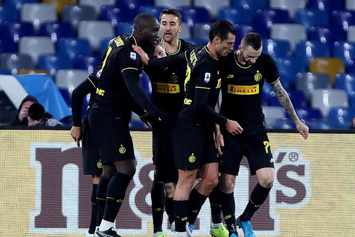 Inter venció al Napoli en el San Paolo y sigue en la cima de la Serie A junto a Juventus. (Getty Images)