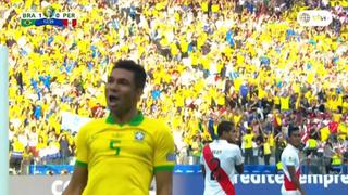 La defensa peruana, un manojo de nervios: el gol de Casemiro para el 1-0 de Brasil [VIDEO]