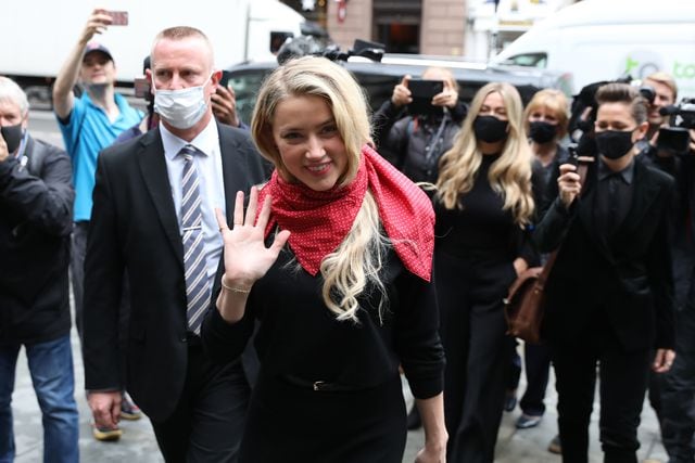 Amber Heard, actriz estadounidense y ex esposa del actor de Hollywood Johnny Depp, saluda cuando llega el segundo día de un juicio por difamación presentado por el actor de Hollywood Johnny Depp contra News Group Newspapers. (AFP).