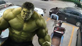 Motorizado se convierte en “Hulk” y empuja el auto que lo dejó encerrado en estacionamiento