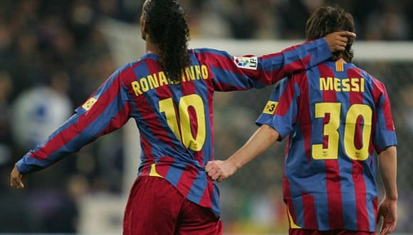 Lionel Messi y Ronaldinho jugaron juntos en el FC Barcelona hasta 2008. (Getty)