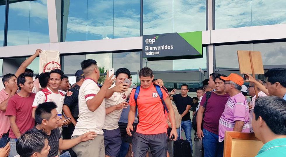 Universitario: la hinchada crema en Tarapoto recibió al equipo en el aeropuerto. (Fotos: Comunicaciones U)
