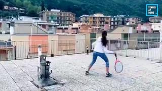 Coronavirus en Italia: jóvenes juegan tenis sobre los techos