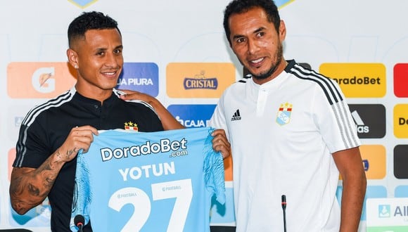 Yoshimar Yotún recibe el dorsal '27' de Carlos Lobatón (Foto: Sporting Cristal)