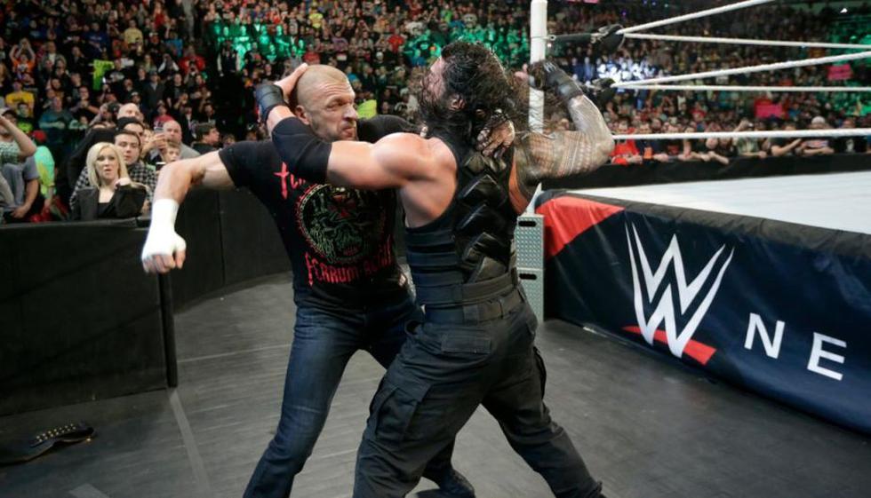 Triple H no tuvo piedad de Roman Reigns y le dio tremenda paliza en Raw. (WWE)