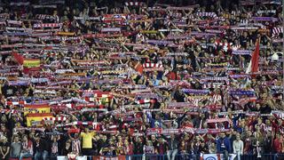 Ni la lluvia los detuvo: el emotivo adiós de los hinchas del Atlético de Madrid al Vicente Calderón