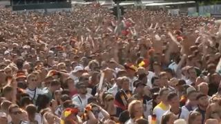 ¿Esto pasaba acá? La reacción de mexicanos y alemanes tras gol en plaza de Berlín
