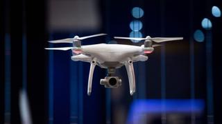 ¡Un regalo aéreo! Hombre se vuelve viral por usar un dron para enviar donas a policías en Estados Unidos [VIDEO]
