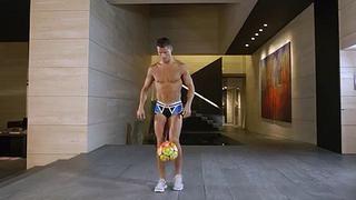 Cristiano Ronaldo promociona su nueva línea de ropa ¡con dominadas semidesnudo!