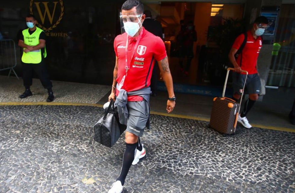 Yoshimar Yotún sale con maleta en mano del hotel Windsor Leme de Rio luego de ser titular ante la 'Canarinha'. (Foto: FPF)