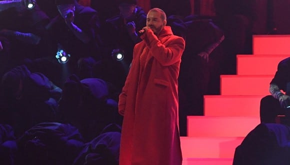 J Balvin interpretó dos canciones durante su presentación en la ceremonia de entrega de los Grammy 2022. (Foto: AFP/ Valerie Macon)